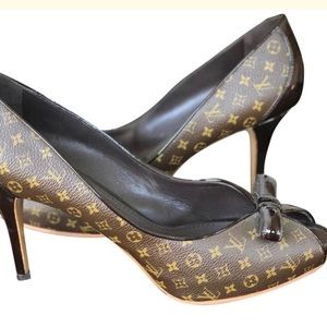 🚫sold Louis Vuitton peep toe bow pumps🚫